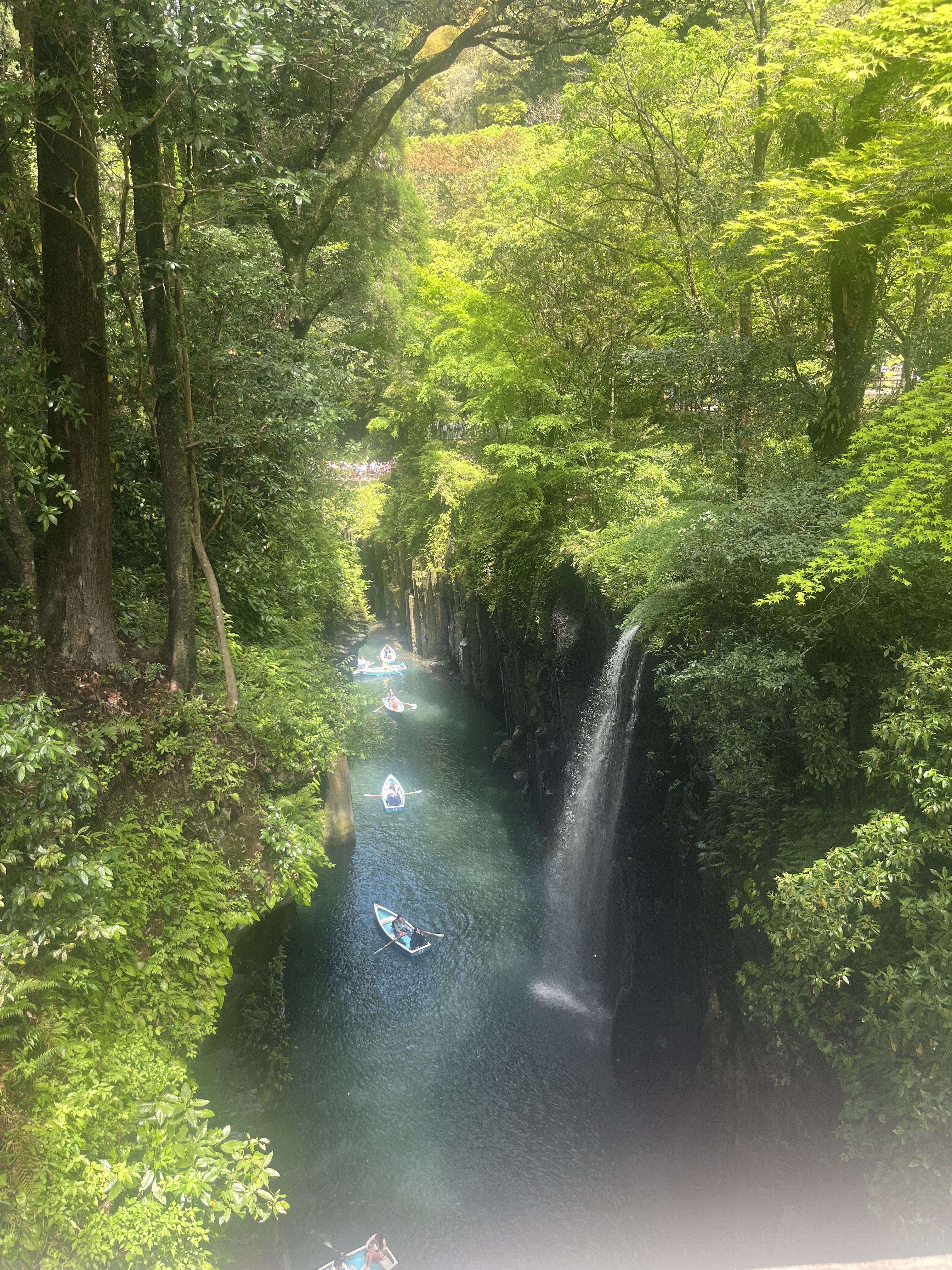 雨が上がり光が差し込んだ高千穂峡