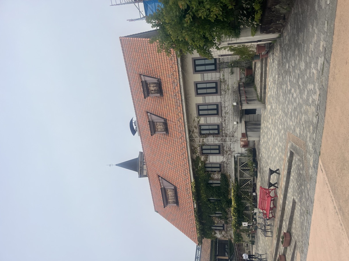 スイス風の赤い屋根の建物